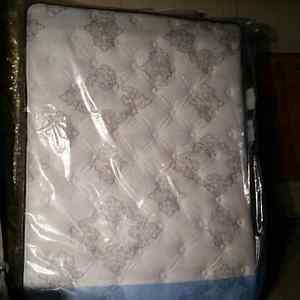 Kingsdown Ashwood queen size mattress and boxspring mint