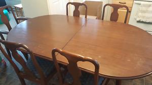 Beautiful dining room table with 6 chairs