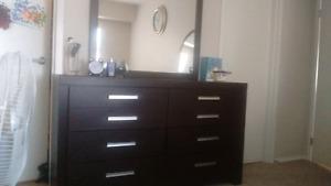 Chest of drawers with fixed mirror