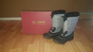 Boots Kodiak for women, almost new with their original box