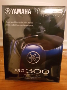 Yamaha Pro 300 Blue headphones