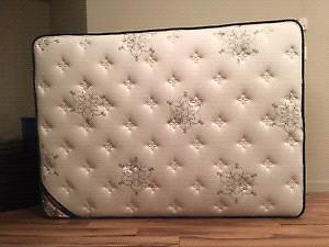 Queen mattress pillow top,like new 300$+box pet free
