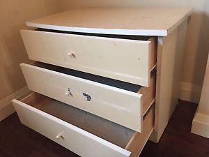 White wooden 3 drawer chest