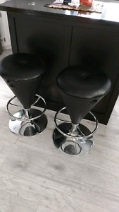 2 Ajustable stools.