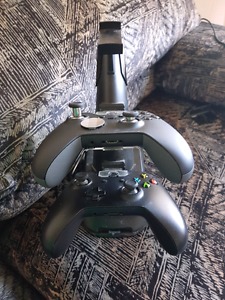 2 Xbox One controllers and standing plug-in charger