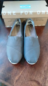 BRAND NEW TOMS SHOES FOR SALE