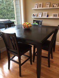 Beautiful kitchen table and chairs