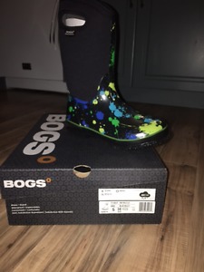 Boys Size 5 Bogs - New With Tags & Box