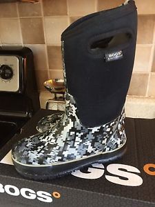 Youth Size 2 Bogs EUC