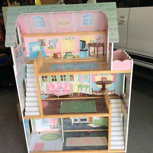 Doll House. In excellent condition