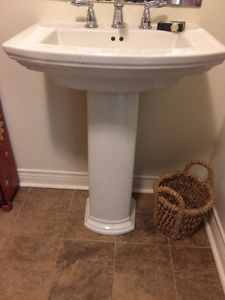 Pedestal sink and tap set