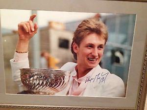Signed Wayne Gretzky with authentication