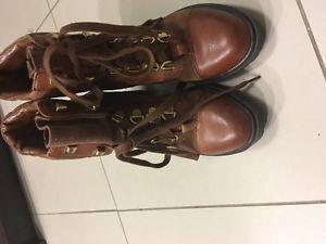 Guess fashionable brown boots