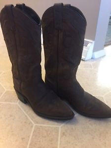 Women's cowboy boots size 6