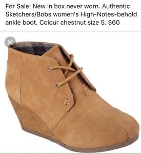 New in box sketchers bobs ankle boot