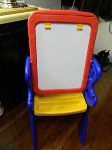 A SMALL EASEL FOR YOUNGER CHILDREN