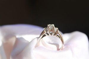 Diamond Ring 1.05 CT 14 Karat White Gold Emerald Cut Unique!