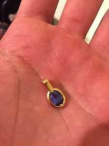 18k gold pendant with non treated sapphire (above 1ct)