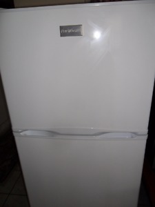 24" wide X 60 " high Fridgeaire FROST FREE APT SIZE FRIDGE