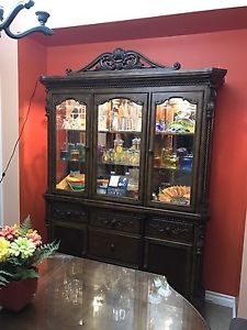 Beautiful China cabinet in excellent condition - move out