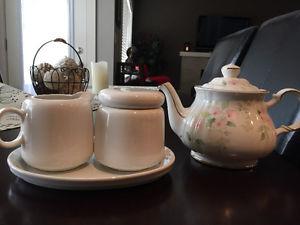 Cream & sugar set with teapot