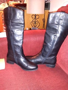 For sale ladies new black boots size 7