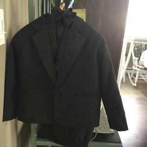 Kids 4 pc tuxedo size 3 in new condition