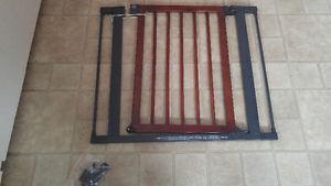 Munchkin Mahogany Baby Gate