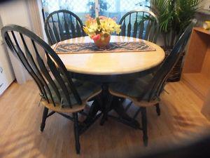 Round Oak table/4 chairs/cushions