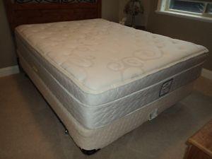 queen size Sealy matress and boxspring good condition