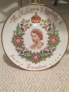 COLLECTIBLE PLATE OF QUEEN ELIZABETH FOR SALE