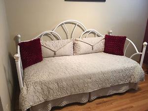 Iron DayBed in White with trundle