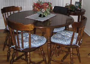 Kitchen/Dining Table & Chairs Solid Maple $
