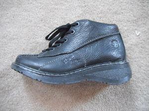 NEW Dr. Martens women's Leather Winter Boots (black) *size 7