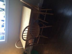 SELLING KITCHEN TABLE 3 chairs