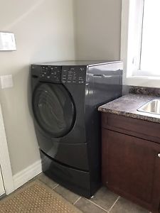 Whirlpool he washer dryer set with pedestals