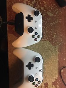 2 Xbox One S controllers