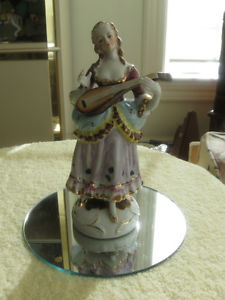 ADORABLE OLD-FASHIONED VINTAGE CHINA FIGURINE 'The MUSICIAN"