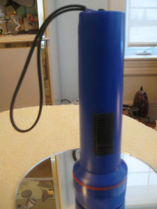 LIKE-NEW GARRITY BATTERY-OPERATED FLASH LIGHT with HAND GRIP