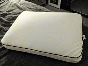 Memory foam pillow