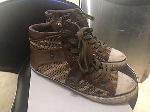 Size 10 Hightop Kicks