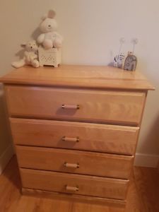 Solid maple wood dresser - excellent condition