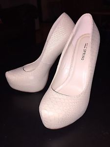 Beige platform pumps - size 7.5