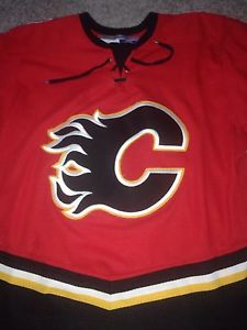 Calgary Flames Jersey Men's medium