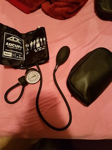 Manual blood pressure cuff and carrying case