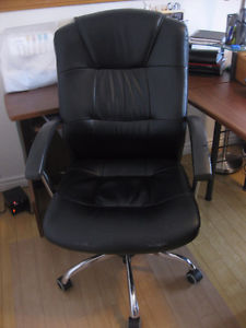Office Chair in working condition very confy