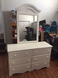 beautiful white dresser 250$