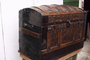 ANTIQUE TRUNK