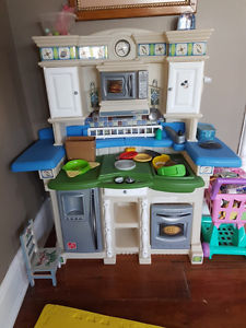 Child's play kitchen - great condition