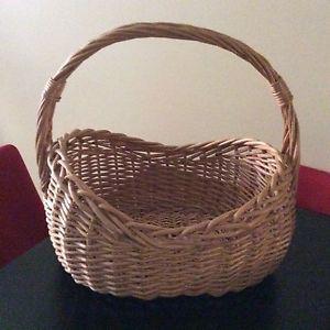 GIFT/ACCENT BASKET - MINT CONDITION